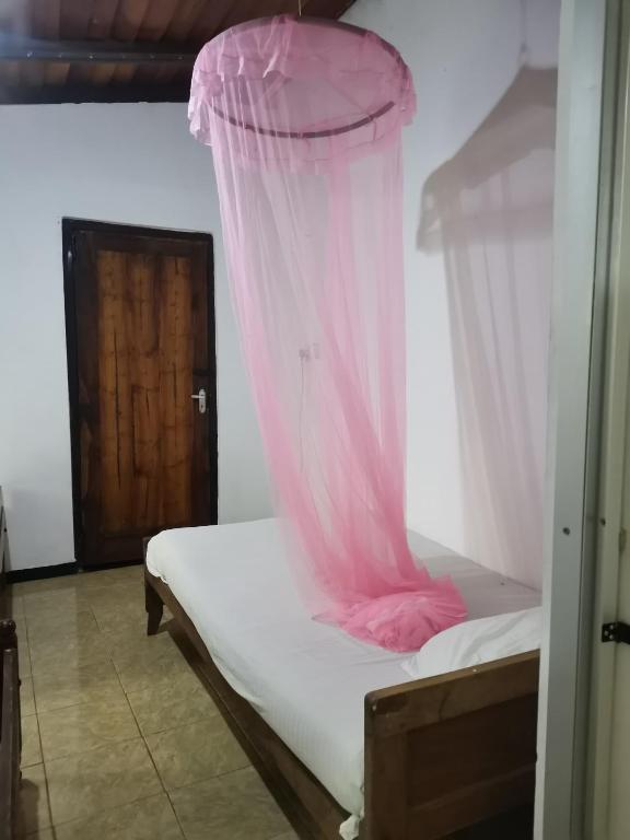 Postel nebo postele na pokoji v ubytování Feel Like Home Anuradhapura