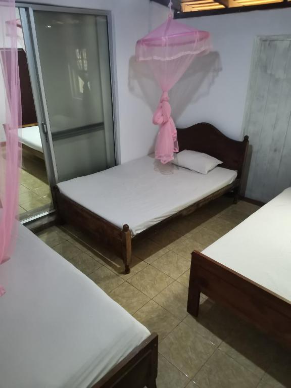 Postel nebo postele na pokoji v ubytování Feel Like Home Anuradhapura
