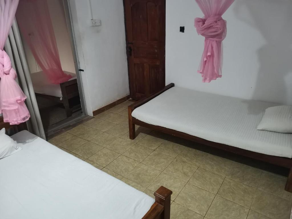Postel nebo postele na pokoji v ubytování Feel Like Home Anuradhapura