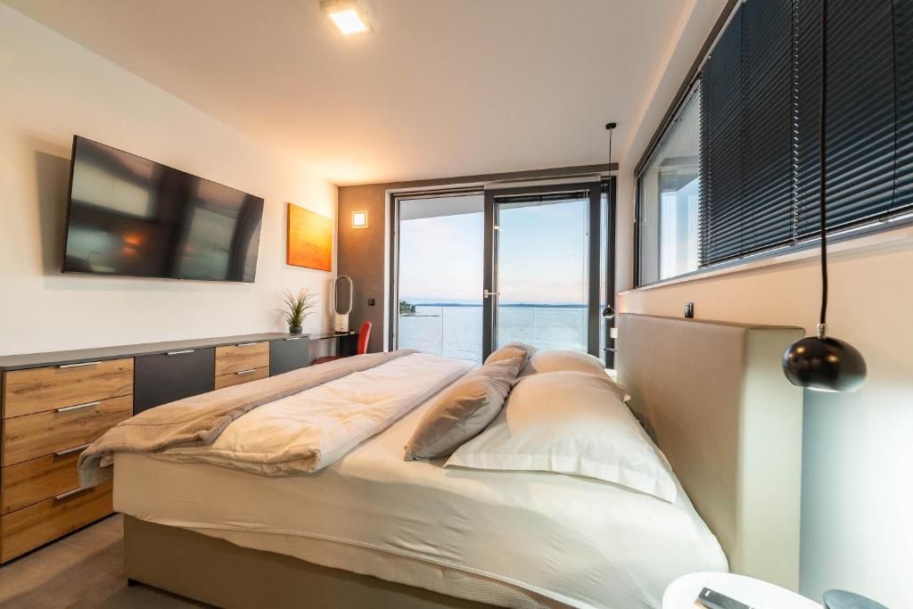Posteľ alebo postele v izbe v ubytovaní Penthouse Jimmys Beach Privlaka, Wahnsinns Blick und beheiztem Pool
