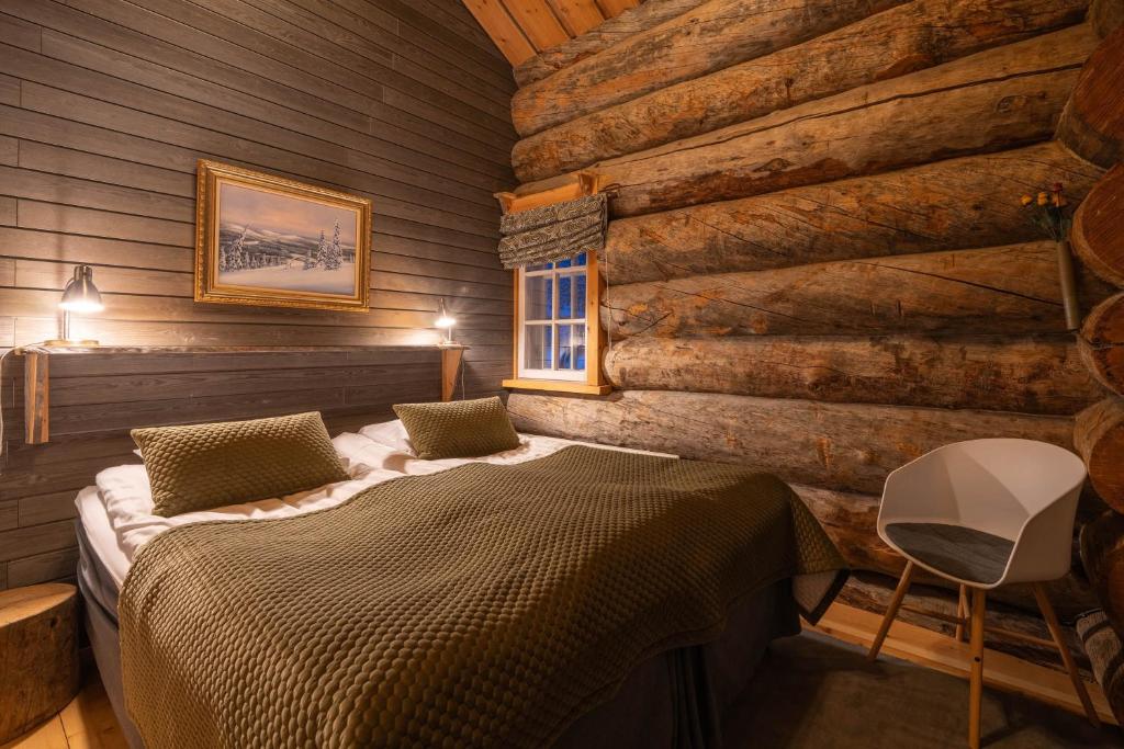 Кровать или кровати в номере Kuukkeli Hirvas Suite