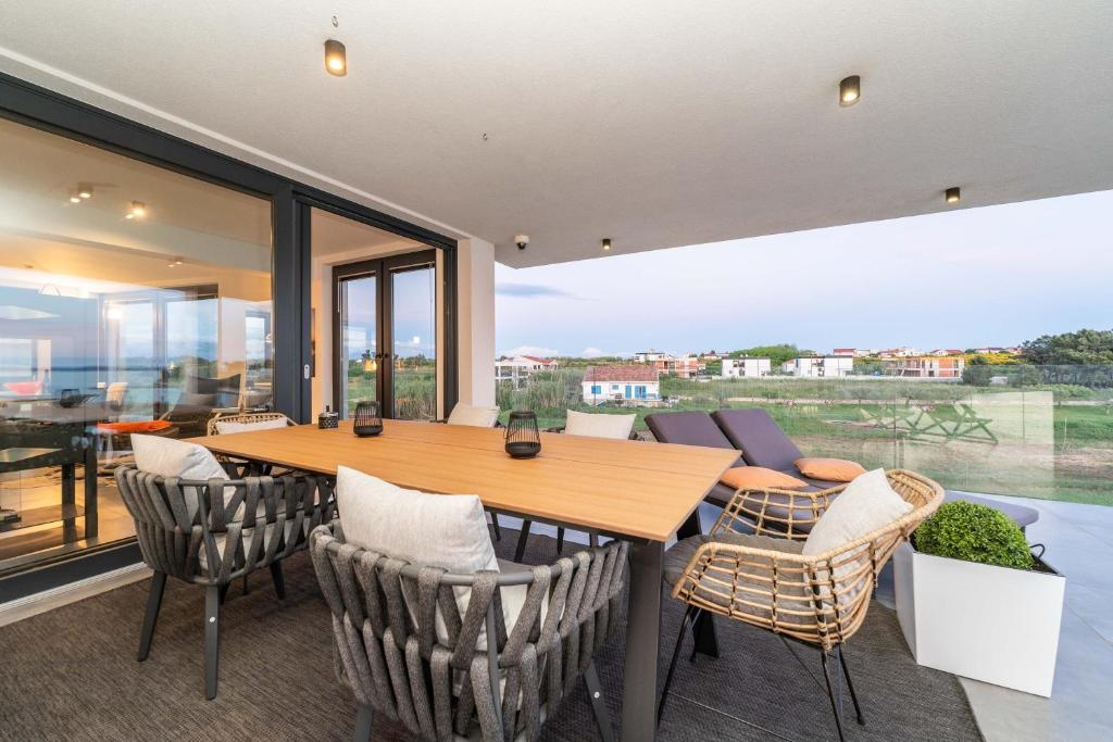 Balkón alebo terasa v ubytovaní Penthouse Jimmys Beach Privlaka, Wahnsinns Blick und beheiztem Pool