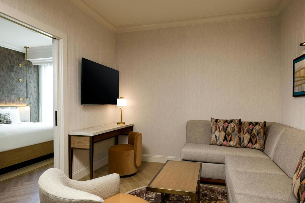 TV a/nebo společenská místnost v ubytování Canal House of Georgetown a Tribute Portfolio Hotel Georgetown, Washington D.C.