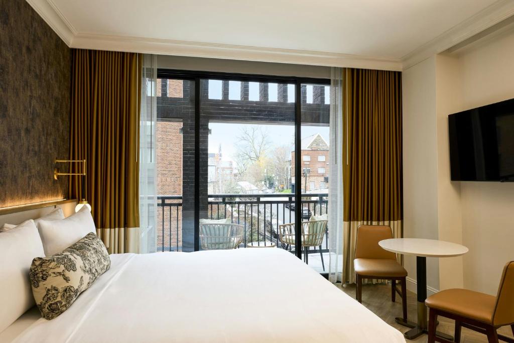 Postel nebo postele na pokoji v ubytování Canal House of Georgetown a Tribute Portfolio Hotel Georgetown, Washington D.C.