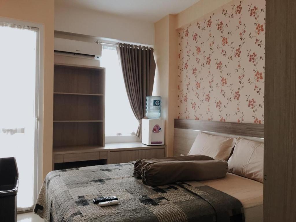 Postel nebo postele na pokoji v ubytování Vin's Room at Vivo Apartemen