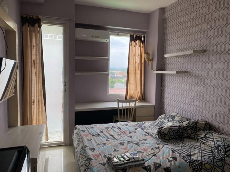Postel nebo postele na pokoji v ubytování Vin's Room at Vivo Apartemen