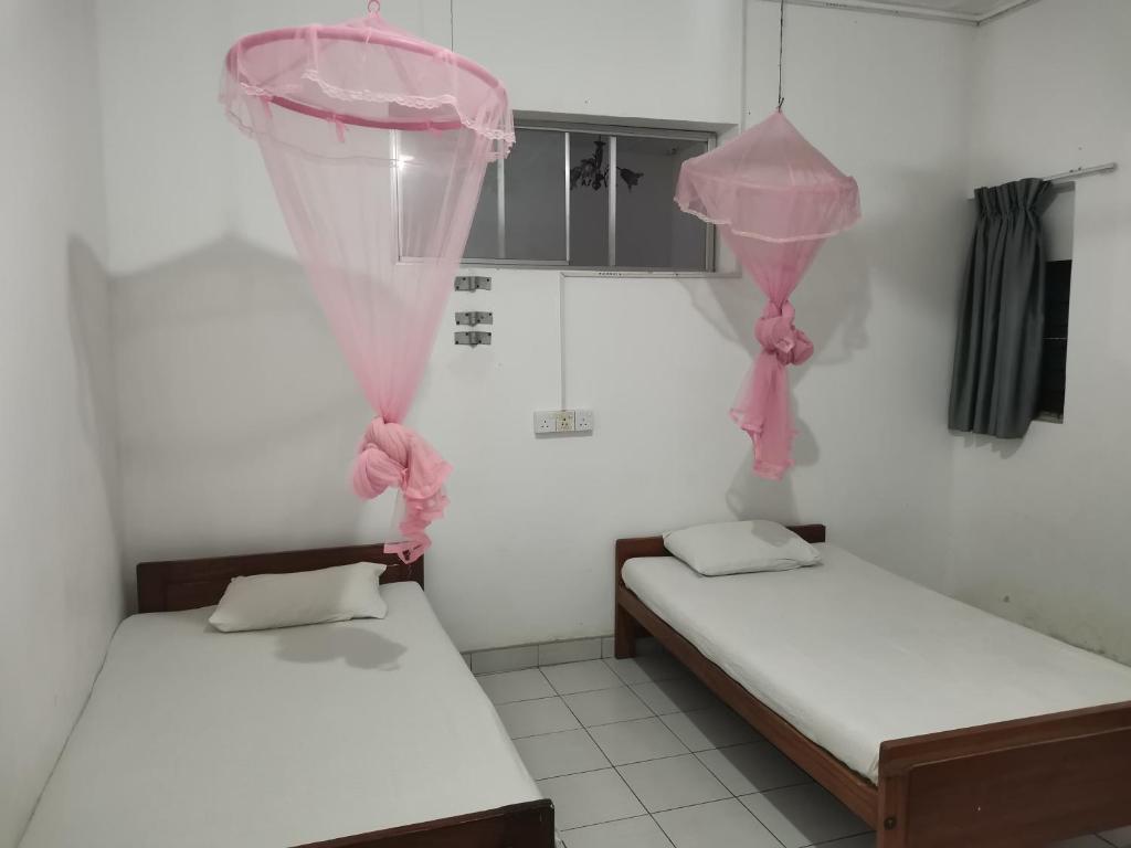 Postel nebo postele na pokoji v ubytování Feel Like Home Anuradhapura