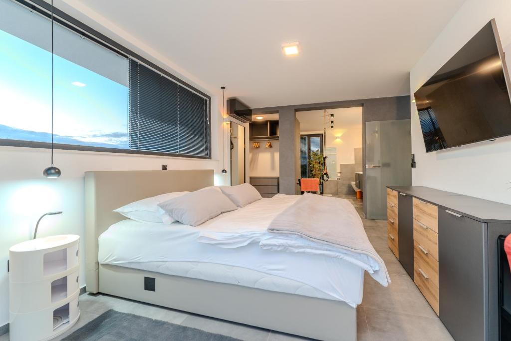 Posteľ alebo postele v izbe v ubytovaní Penthouse Jimmys Beach Privlaka, Wahnsinns Blick und beheiztem Pool