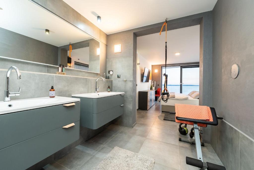 Kúpeľňa v ubytovaní Penthouse Jimmys Beach Privlaka, Wahnsinns Blick und beheiztem Pool