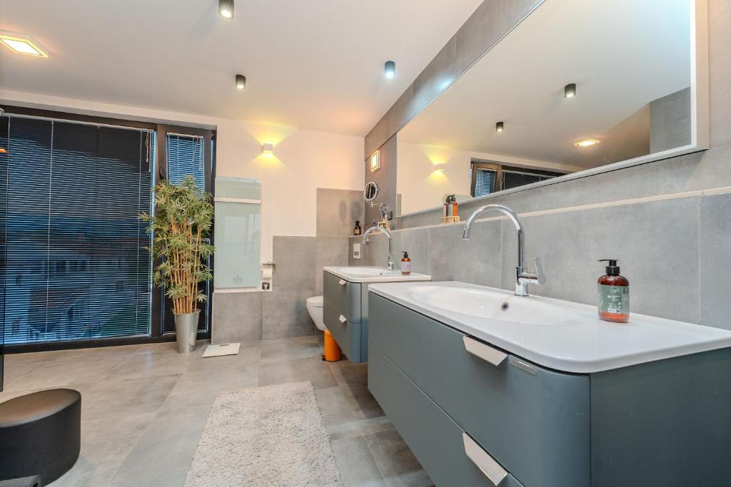 Kúpeľňa v ubytovaní Penthouse Jimmys Beach Privlaka, Wahnsinns Blick und beheiztem Pool