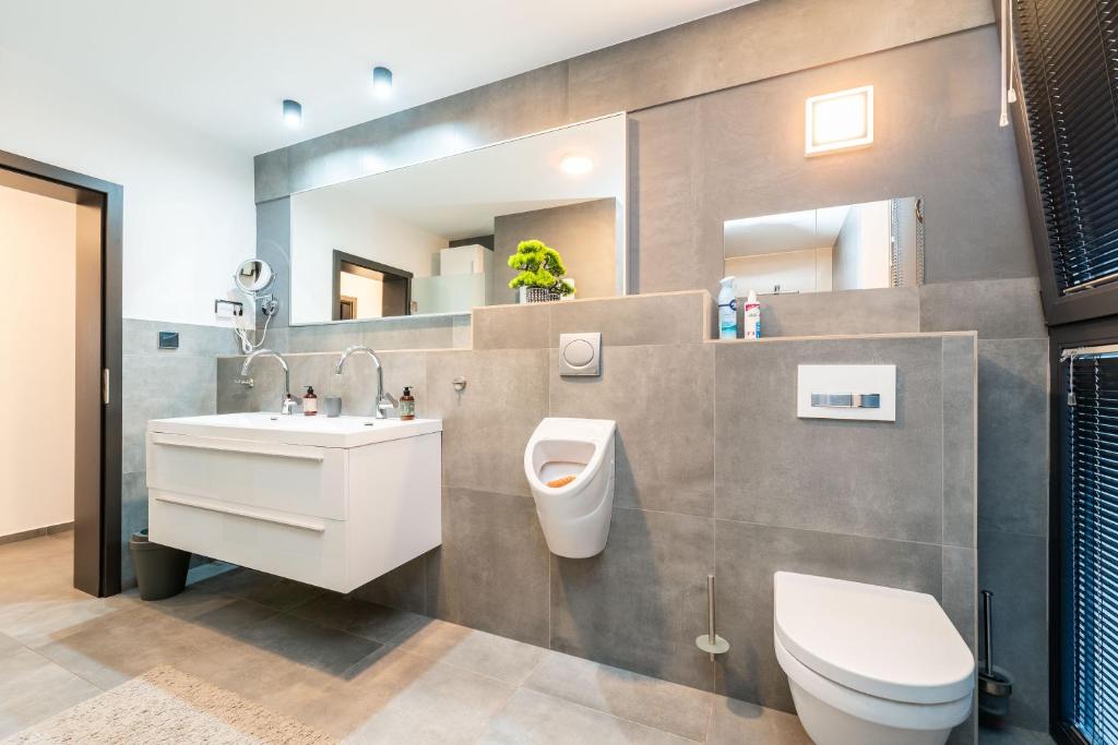 Kúpeľňa v ubytovaní Penthouse Jimmys Beach Privlaka, Wahnsinns Blick und beheiztem Pool