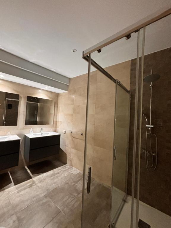 łazienka z prysznicem i umywalką w obiekcie La casa del castillo w mieście Baños de la Encina