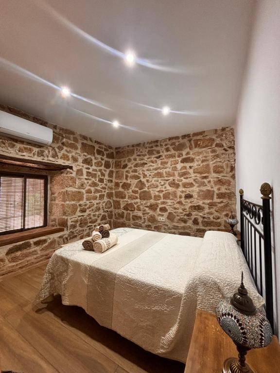 Łóżko lub łóżka w pokoju w obiekcie La casa del castillo