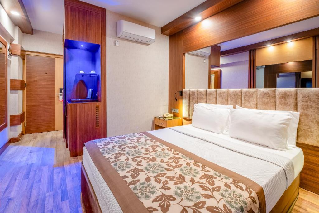 Un dormitorio con una cama grande en una habitación. en Fame Beach Hotel, en Kemer