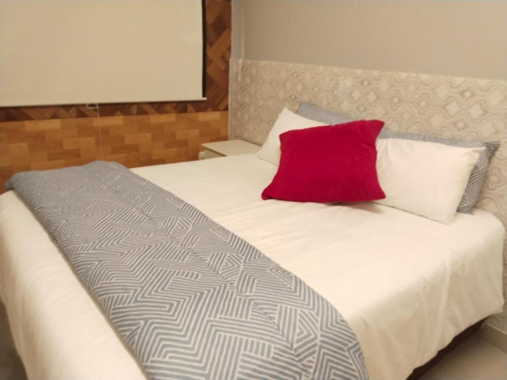 Rúm í herbergi á Silverstreams Guest house