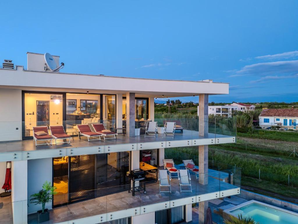 Bazén v ubytovaní Penthouse Jimmys Beach Privlaka, Wahnsinns Blick und beheiztem Pool alebo v jeho blízkosti