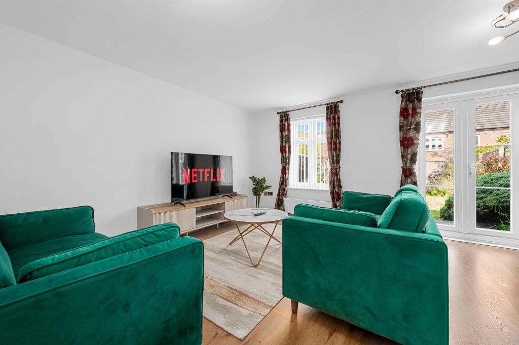 Μια τηλεόραση ή/και κέντρο ψυχαγωγίας στο Pendlebury House Free Parking By City SuperHost