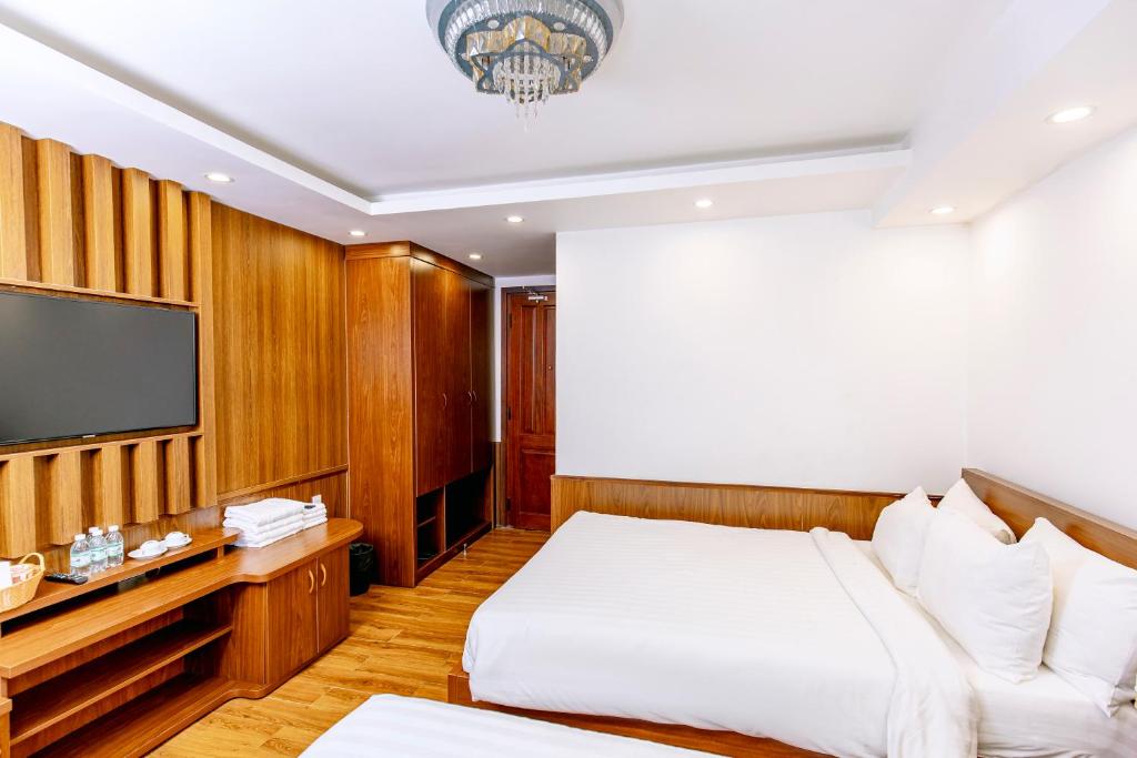 Postel nebo postele na pokoji v ubytování Dallas Hotel Dalat