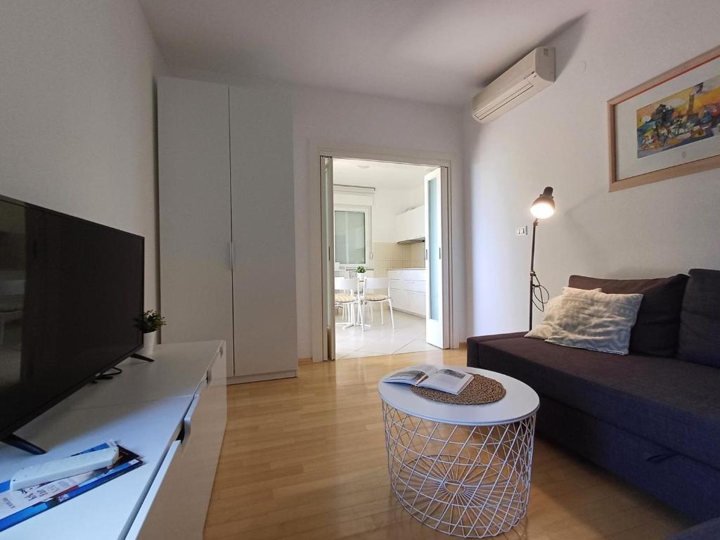 Televízia a/alebo spoločenská miestnosť v ubytovaní Cozy Apartment Mediterraneo