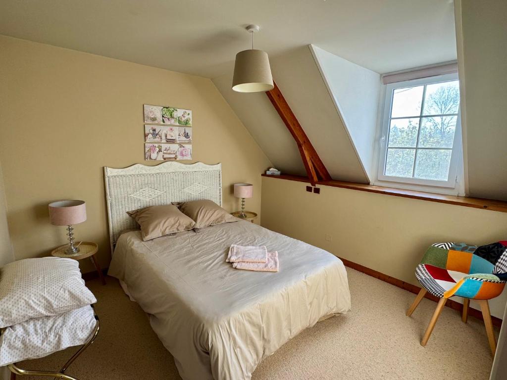 une petite chambre avec un lit et une fenêtre dans l'établissement Chambre de Ninon - Le Refuge des Parachutistes - en bordure du marais, à Neuville-au-Plain