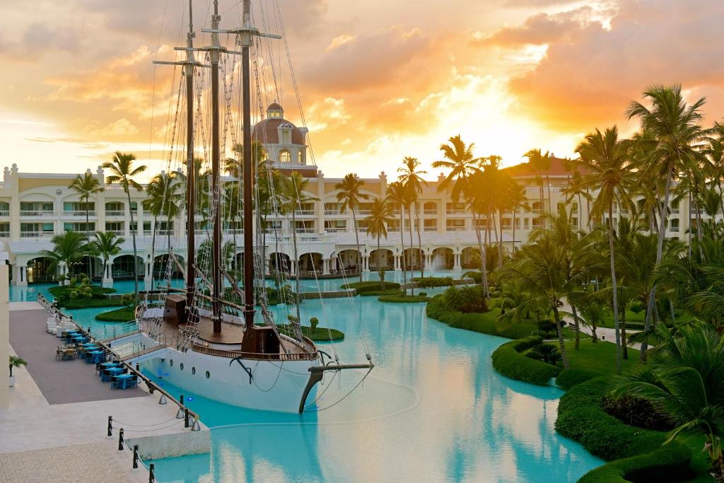 um barco na água em frente a um resort em Iberostar Grand Bavaro Hotel em Punta Cana