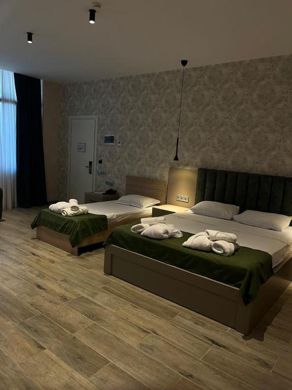 Postel nebo postele na pokoji v ubytování Emerald Hotel