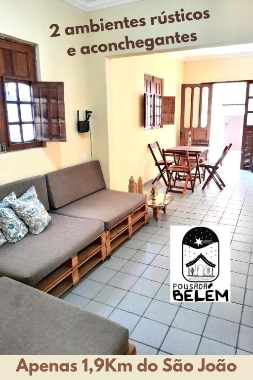 ein Wohnzimmer mit Sofa und Tisch in der Unterkunft Casa em Campina Grande, Bairro tranquilo, Próximo ao centro, 2 Quartos, Garagem in Campina Grande