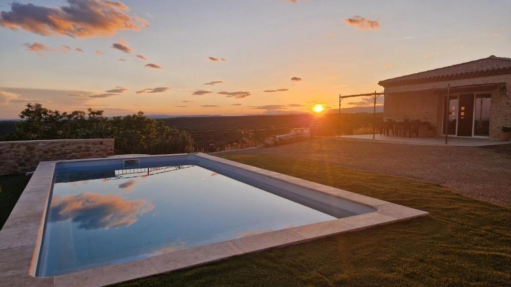 - une piscine avec vue sur le coucher du soleil en arrière-plan dans l'établissement Villa La Roucasse, à Puimichel