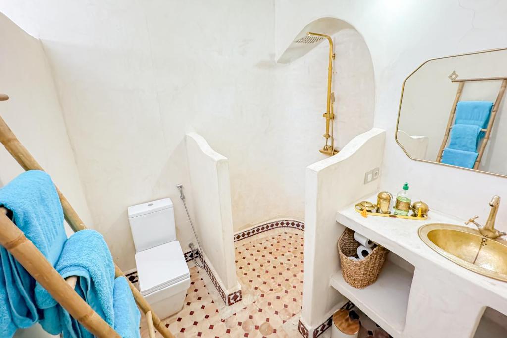 Vannituba majutusasutuses Riad Rkiya with Courtyard