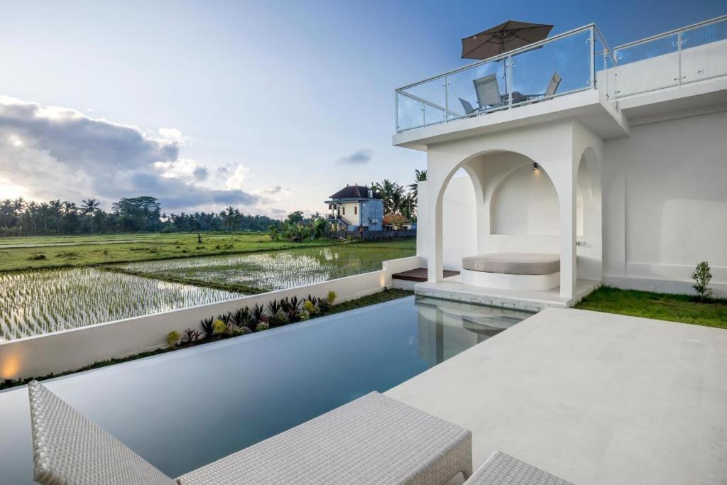 乌布Villa Chai - 2 BR in Ubud的一个带游泳池和阳台的别墅