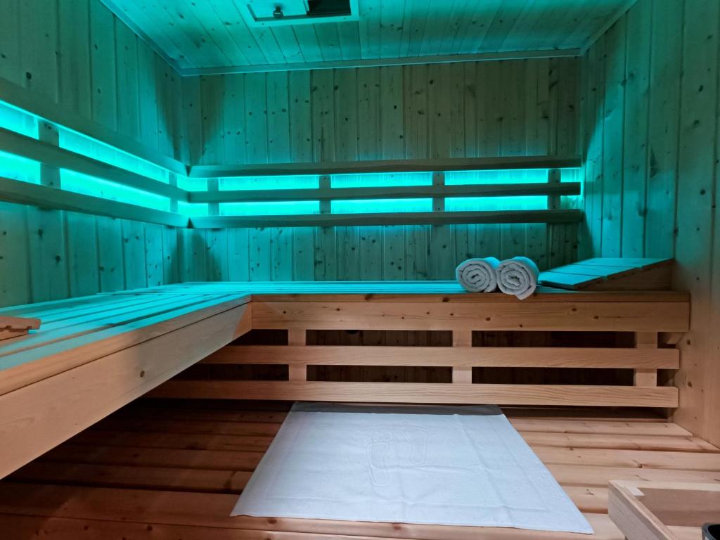 Una sauna con dos toallas y dos esterillas. en Apartament Baltic Sauna Break e-apart, en Władysławowo