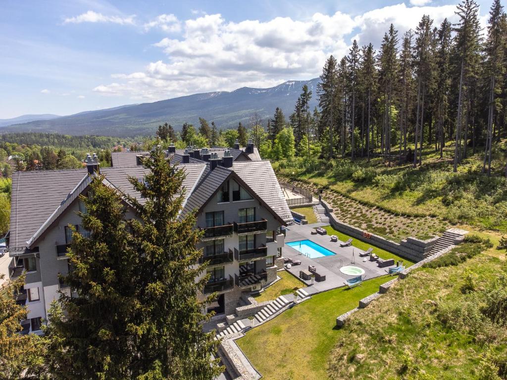 widok z lotu ptaka na dom z basenem w obiekcie Czarny Kamień Resort & SPA w Szklarskiej Porębie