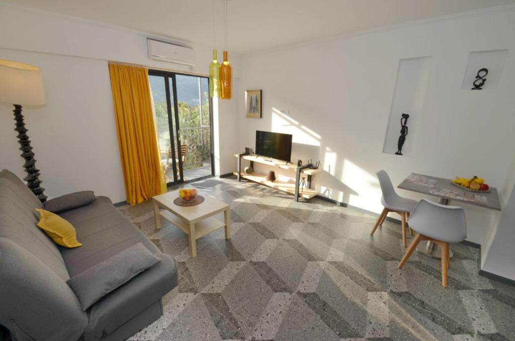 TV a/nebo společenská místnost v ubytování Apartments Spasoje 1