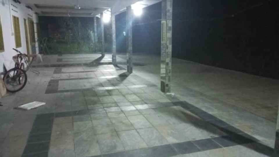 un corridoio vuoto con una bicicletta parcheggiata in un edificio di Dian a Muadzam Shah