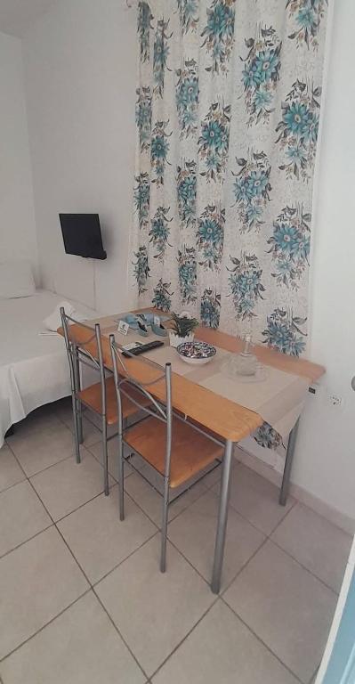 Televízia a/alebo spoločenská miestnosť v ubytovaní Marina's Home