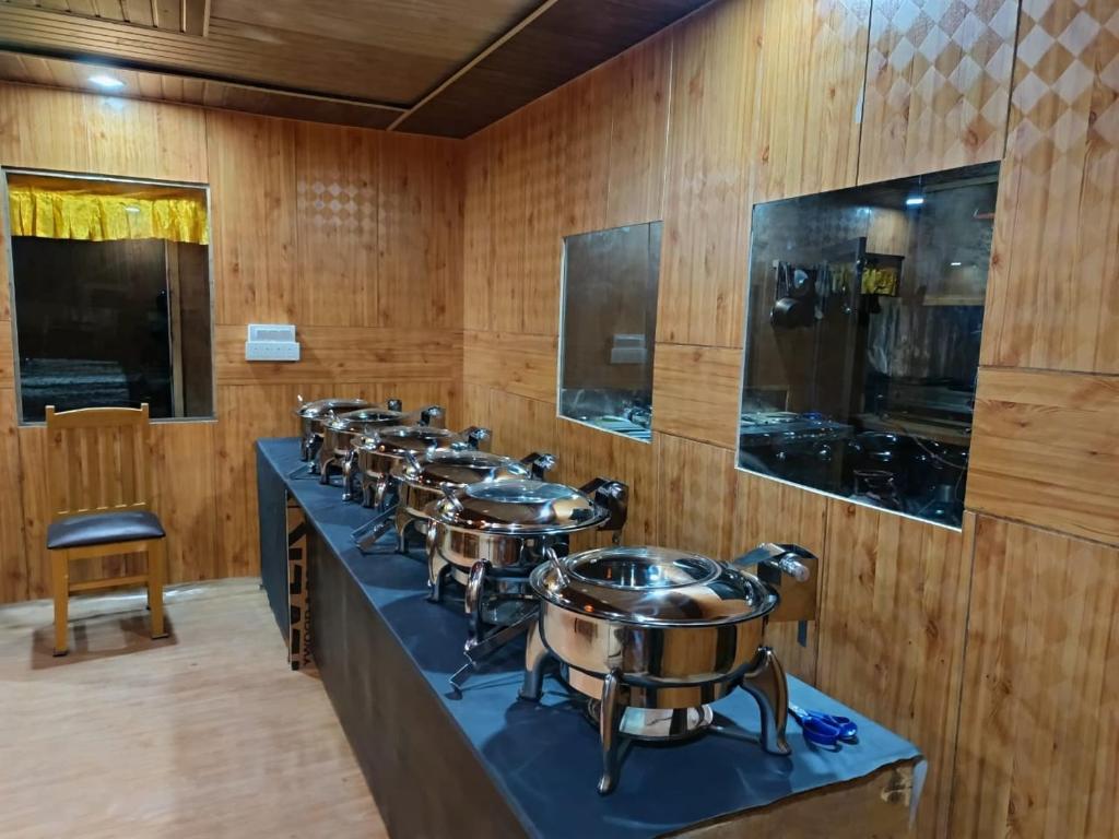 eine Reihe von Trommeln in einem Raum aufgereiht in der Unterkunft Tiri Ratna Cottage in Jāmb