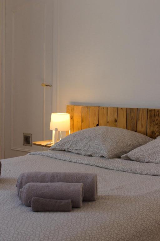 une chambre avec un lit avec deux serviettes dessus dans l'établissement Vue sur les montagnes, à Grignon