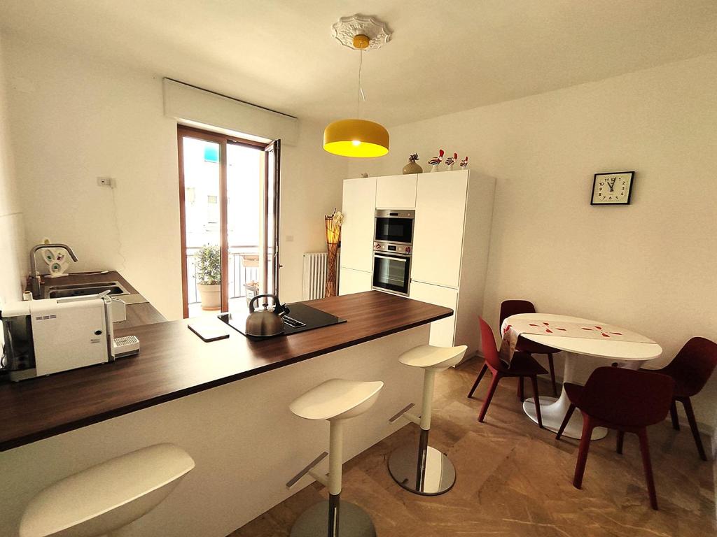a kitchen with a counter and a table and chairs at Corsica 23 - Affitti Brevi Italia in Gravina in Puglia