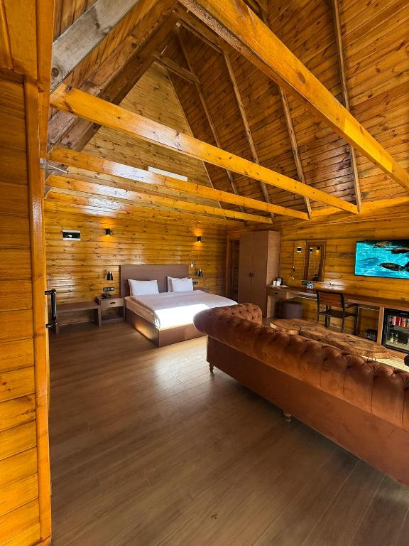 ArnavutköyNavy Inn & Bungalows的一间木屋里有一张床的卧室