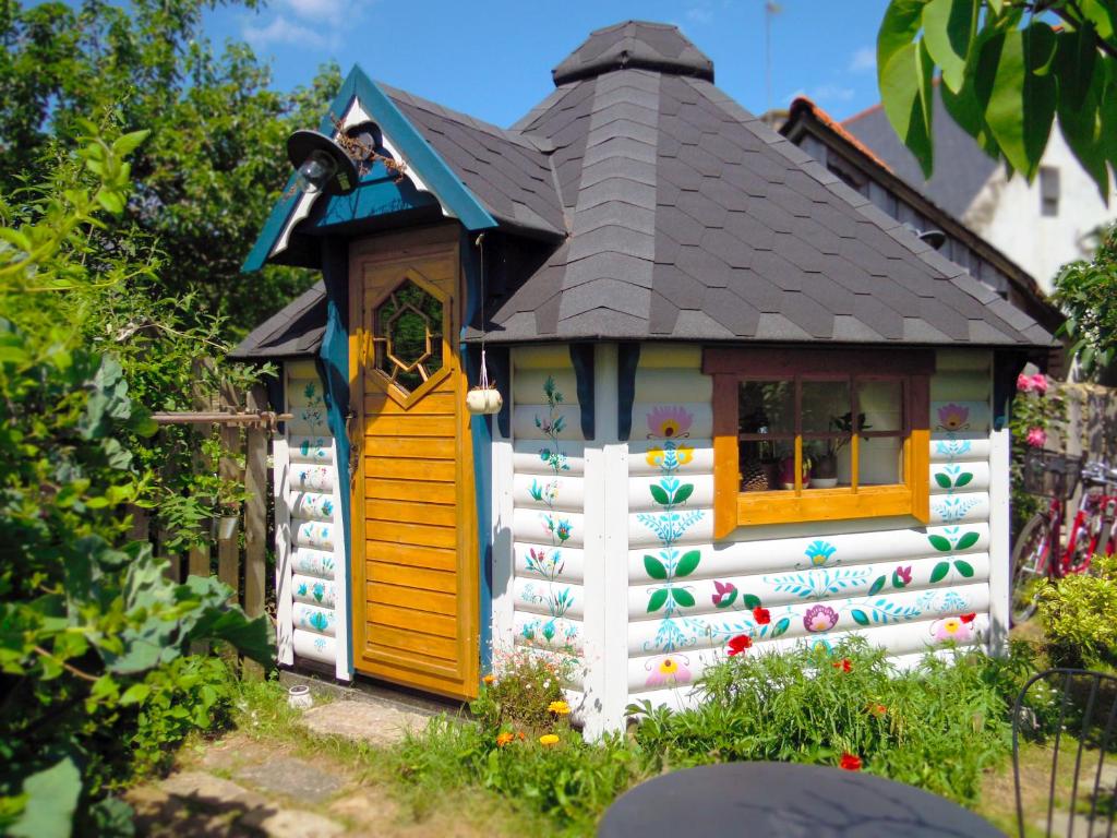 a small play house with a roof at Ophrys ha Melenig in Plouhinec