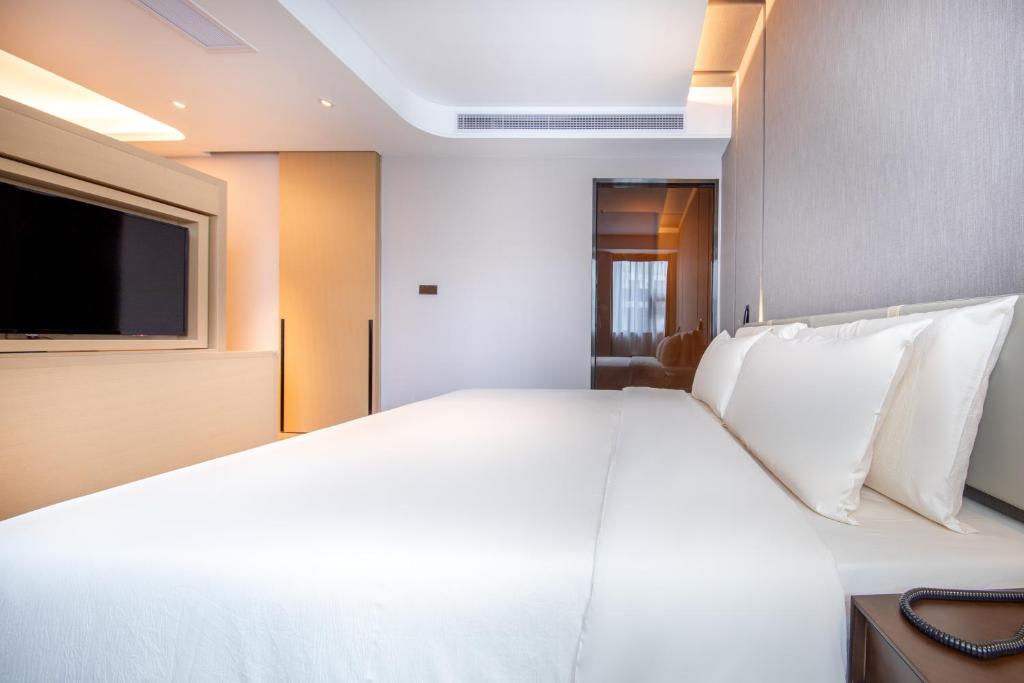 Postel nebo postele na pokoji v ubytování Atour Hotel Shenzhen Huaqiang North
