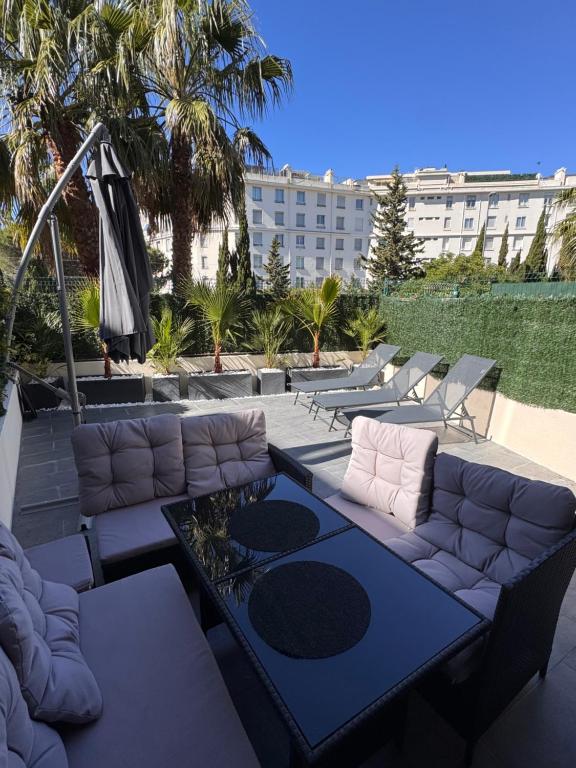 Posezení v ubytování Парк Круазет , Апартаменты 3 комнаты , с террасой и паркингом ,