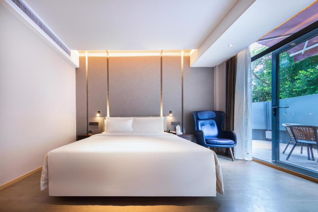 Postel nebo postele na pokoji v ubytování Atour Hotel Shenzhen Huaqiang North