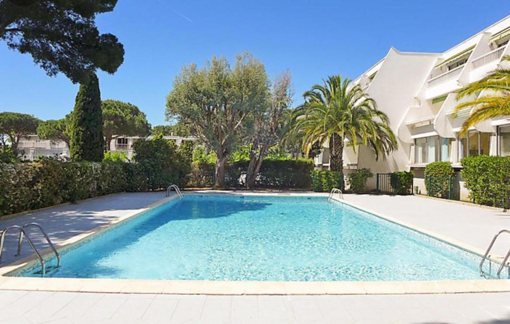 une piscine devant une maison dans l'établissement Gorgeous Apartment In La Grande-Motte, à La Grande Motte
