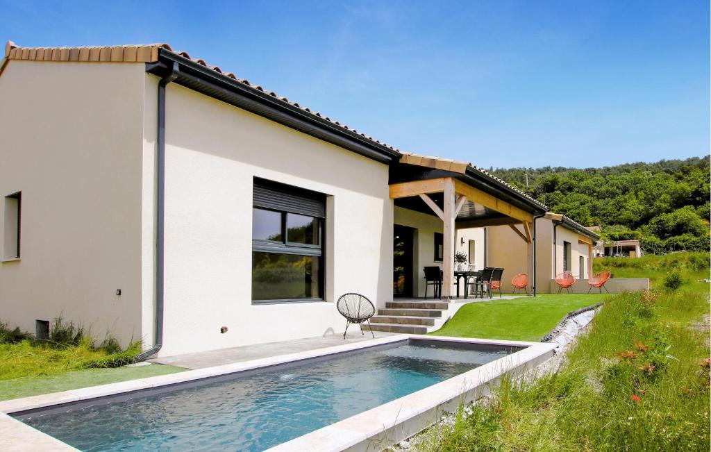 Bazén v ubytování Stunning Home In Puy St Martin nebo v jeho okolí