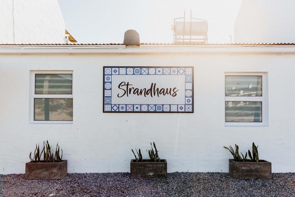 パターノスターにあるStrandhausの白い建物の脇の看板