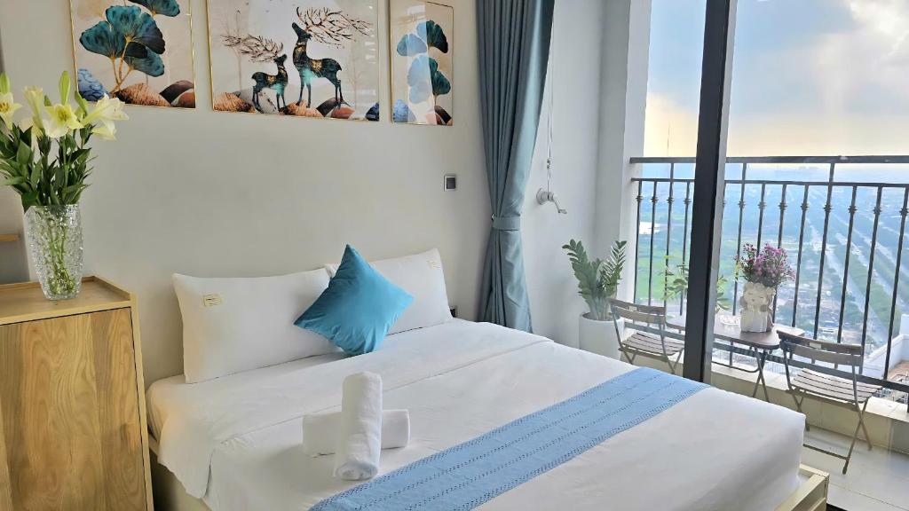 une chambre avec un lit et un balcon dans l'établissement Vinhomes Greenbay Studio Luxury Apt #Jerry's House, à Hanoï