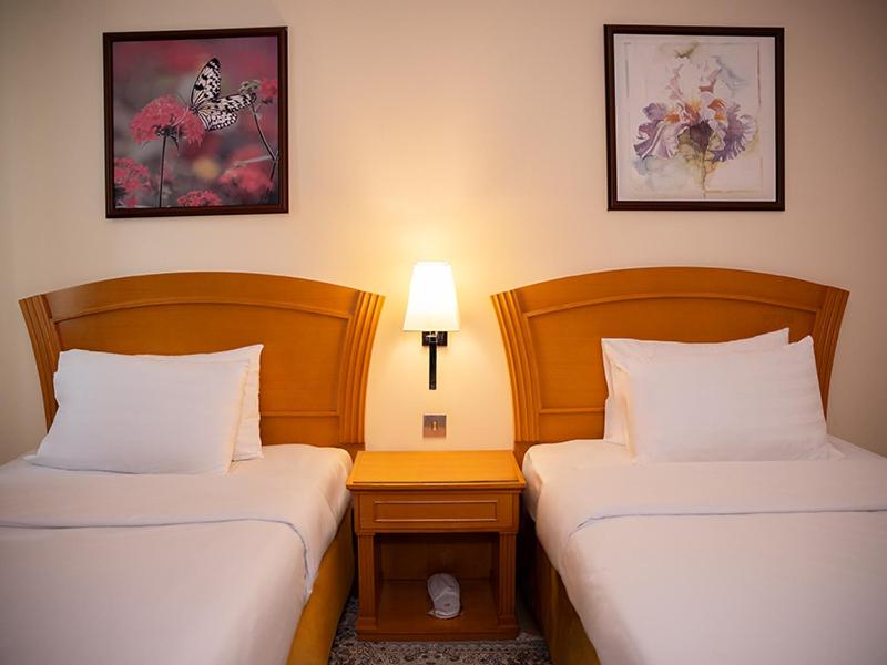 Postel nebo postele na pokoji v ubytování Golden Tulip Sharjah