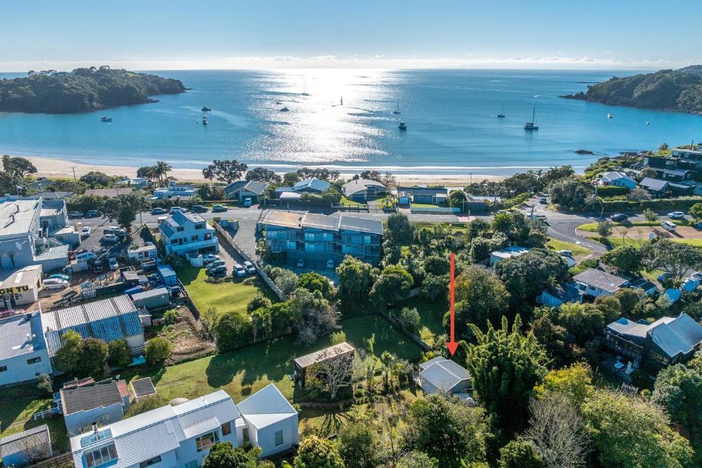 eine Luftansicht auf eine Stadt und das Meer in der Unterkunft Hideaway Cottage in Oneroa