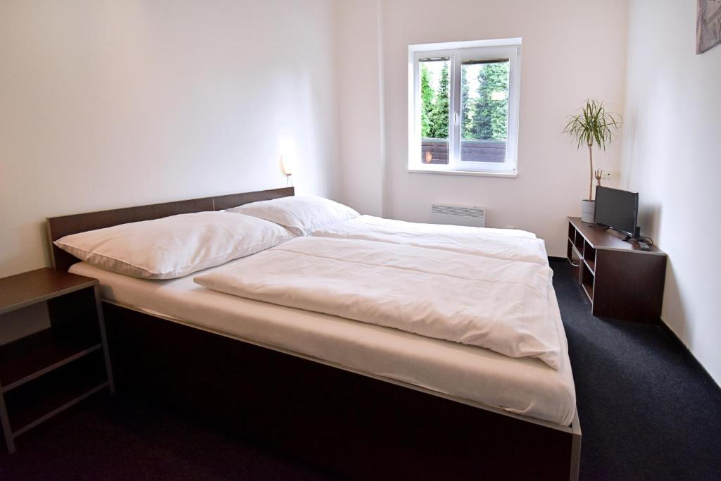 Letto o letti in una camera di Apartmány & Kemp Sázavský ostrov
